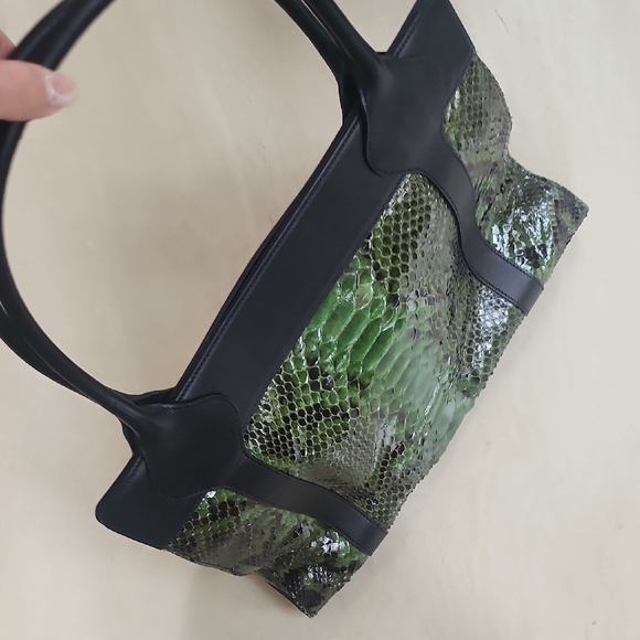 Judith Leiber Green and Black purse Genuine Python - Picture 4 of 15